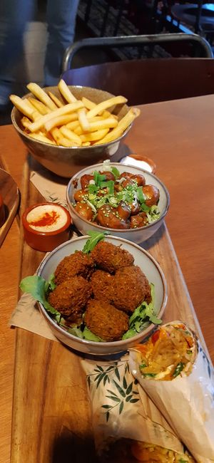 Tapas board - chips, mushrooms, falafel and shwarma wrap at Bistro Calypso in Eindhoven