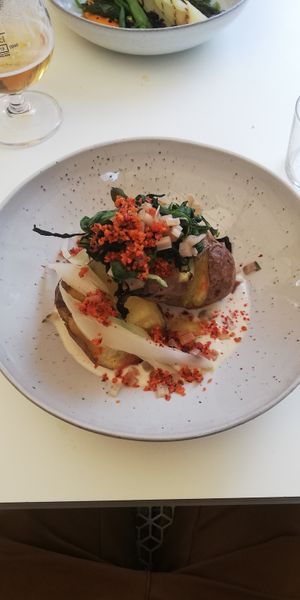 Gepofte aardappel, warmoes, wakame met witte wijnsaus, groene peper en parmezaan at Madonna in Ghent