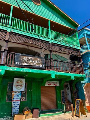 The front of the building with our balcony at ReThink in Utila