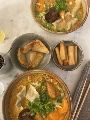 Heart-warming soup (Spicy!), mini spring rolls and crispy wontons at Liu Lin in Brussels