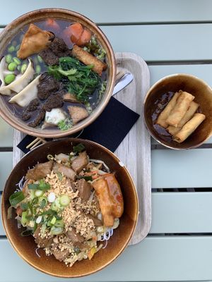 Noodle soep (boven) noodles (onder) springrolls/loempia’s (rechts)  at Liu Lin in Brussels