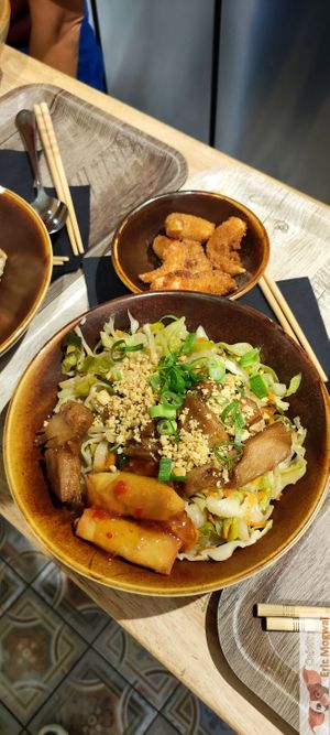 cripsy wontons, a chicky bowl at Liu Lin in Brussels