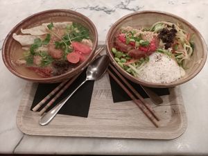 Crispy chiky bowl on the right, 16€ at Liu Lin in Brussels
