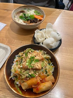 Noodles, noodle soup and 'prawn' crackers at Liu Lin in Brussels