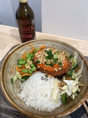 Crispy chicken rice bowl with kombucha   at Liu Lin in Brussels