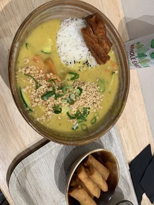 Curry bowl and spring rolls  at Liu Lin in Brussels