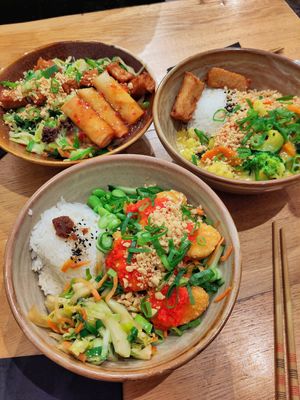 Liu's coconut curry, crispy chicky bowl & lin's noodle bowl at Liu Lin in Brussels
