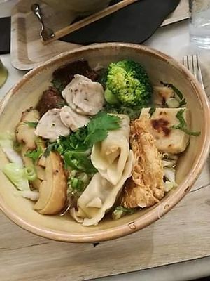 Noodle soup 15e : raviolis, plusieurs "viandes", "crevette", tofu, brocolis... citronnelle et coriandre at Liu Lin in Brussels