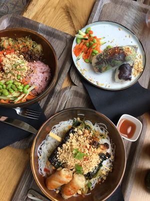 Crispy chicky bowl, lalot skewer and rice paper rolls at Liu Lin in Brussels