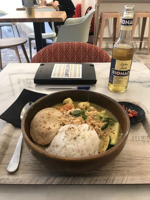 The lovely coconut curry with some extra chillies on the side and a lychee Bionade at Liu Lin in Brussels
