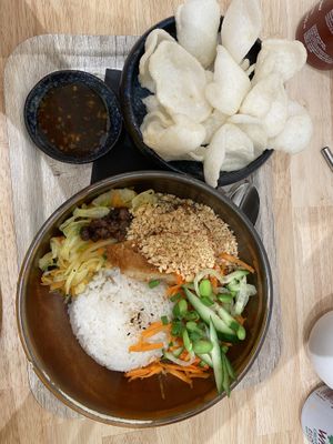 Crispy chicky bowl with non oyster oil crackers at Liu Lin in Brussels