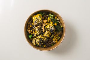 roasted masala tofu, crunchy peanuts, fresh seasonal salad, broccoli and it goes on and on.... at Rå Bowls & Juices in Groningen