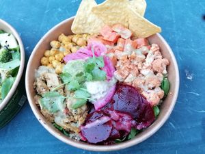 Creamy California bowl at Rå Bowls & Juices in Groningen