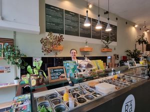 Counter + owner at Rå Bowls & Juices in Groningen