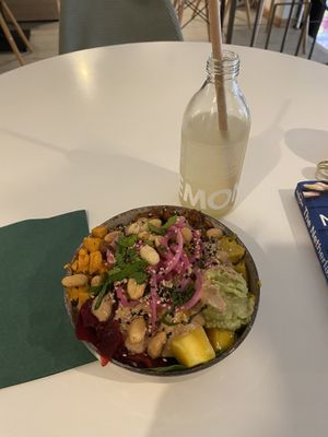 Warm chickpea bowl  at Rå Bowls & Juices in Groningen