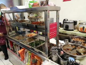 You can select an assortment of dishes at LìShēng SùShí 利生素食 in Taipei