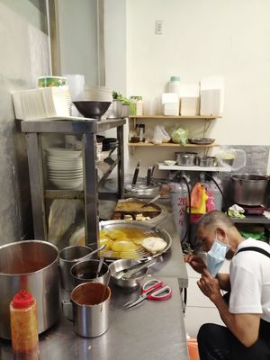 They have soup and deep fried delicacies at LìShēng SùShí 利生素食 in Taipei