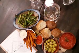 vegan bites platter at Wijnbar Goeswijn in Leiden