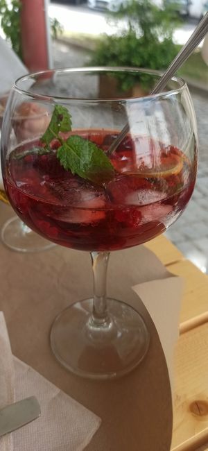 Sangría de frutos rojos at Hokkaido in Portalegre