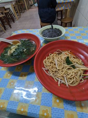 Sesame noodles 👍 a small seaweed soup 👍 and a big tasty broth with many veggies and rice at the bottom 👍👍 at Shèng Lín SùShí in Kaohsiung