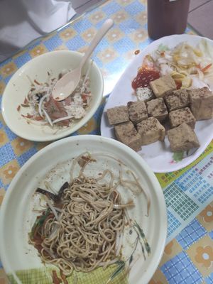 Almsot forgot to take pictures of the food, this is after we started eating... at Shèng Lín SùShí in Kaohsiung