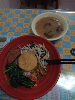 Bento meal and a miso soup at Shèng Lín SùShí in Kaohsiung