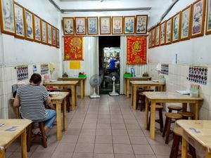 Simple local seatings at Shèng Lín SùShí in Kaohsiung