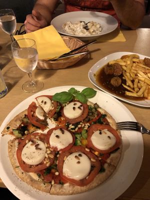 vegan pizza, vegan curry wurst at Frank's Live in Willich