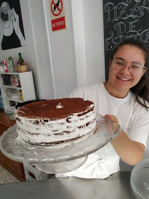 Sol y la nueva tarta vegana at Panaderia Los Abuelos in Fuerteventura