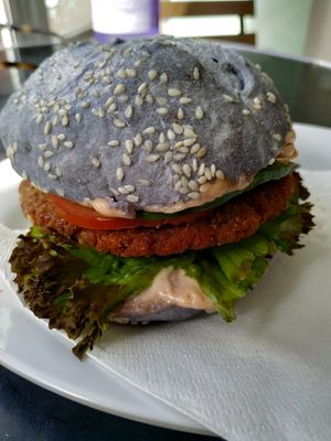 Burger vegano con pane ai fiori di pisello at Panaderia Los Abuelos in Fuerteventura