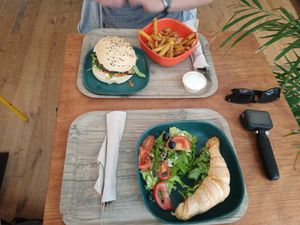 Croissant mit Pesto und "Camembert", Burger mit Linsenpatty und Pommes mit Remoulade at L'Ethiquete in Nantes