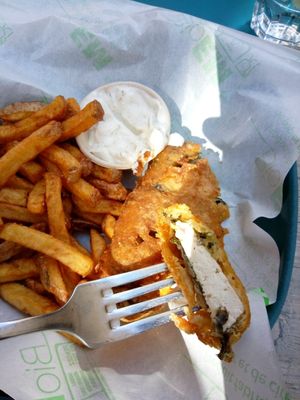 Looks like fish & chips .. smells like fish & chips 👌 at L'Ethiquete in Nantes