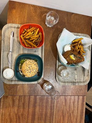 Burger and fries, tofish and chips. So tasty !! at L'Ethiquete in Nantes