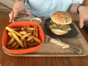 Burger and chips  at L'Ethiquete in Nantes