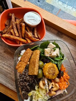 Bowl and fries on the side at L'Ethiquete in Nantes