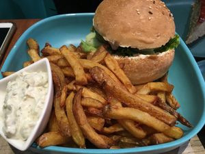 Burger and fries at L'Ethiquete in Nantes