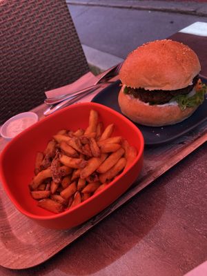 Lentil burger at L'Ethiquete in Nantes