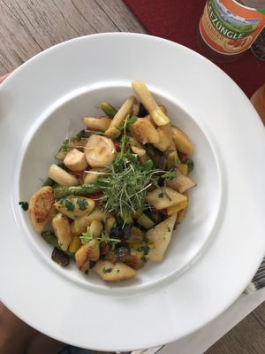 Gnocchis mit Spargel und Kräutersaitlingen  at Der BIO-Adler in Vogt