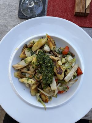 Hausgemachte Kartoffelnudeln mit saisonalem Gemüse & Bärlauchpesto  at Der BIO-Adler in Vogt