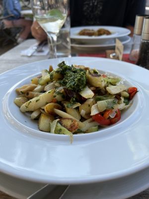 Hausgemachte Kartoffelnudeln mit saisonalem Gemüse & Bärlauchpesto  at Der BIO-Adler in Vogt