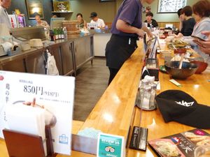 Cooking place is in tge middle of the bar-near table architecture  at Fuji Tempura Idaten in Fujikawaguchiko