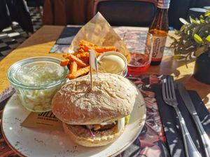 Avocado burger + Liefmans Fruitesse at Jilles in Oostende