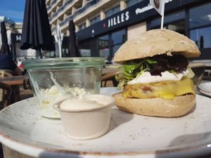 the curry burger with vegan cheeze at Jilles in Oostende