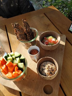 Humus y guacamole con crudites y galletitas caseras at RE Organic in Mallorca