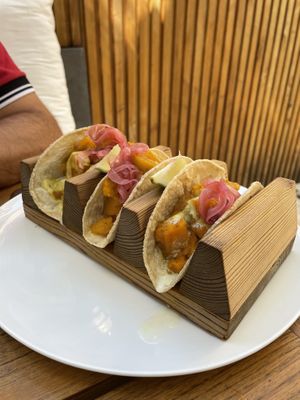 Taco de calabaza, curry y encurtidos  at RE Organic in Mallorca