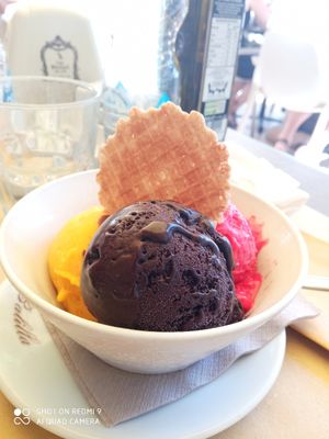 Coppa gelato cioccolato fondente, mango e lampone. at La Carapina in Rapallo