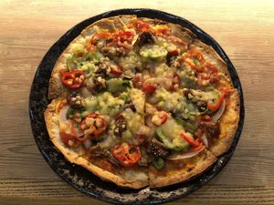 Vegan chicken pizza.ビーガンチキンピザ。 at Queen's Healthy Diner in Nagoya
