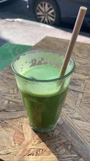 Jus detox (concombre, pomme, persil, céleri, gingembre, citron, curcuma)   at Coco & Nuts Concept Store in Marseille