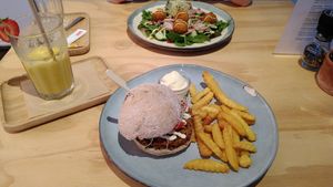 Black bean burger with fries, falafel wrap and sunshine smoothie at Combi in Eersel