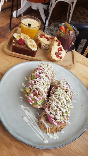 Freshly pressed orange juice. Acai vegan yoghurt. Toast with humus and cranberries.
Banana bread. And the amazing loaded avacado toast with lime mayo and chickpeas onions. at Combi in Eersel